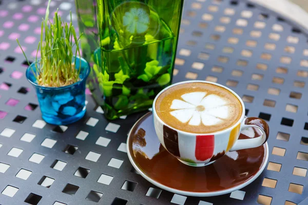 Taza de café en la mesa en la cafetería — Foto de Stock