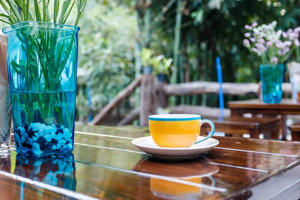 Кавова чашка на столі в кафе — стокове фото