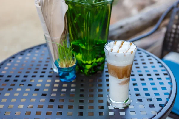 Coffee cup on table in cafe — Stock Photo, Image