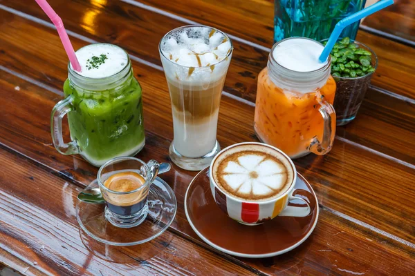 Té y café con leche en la mesa en la cafetería —  Fotos de Stock