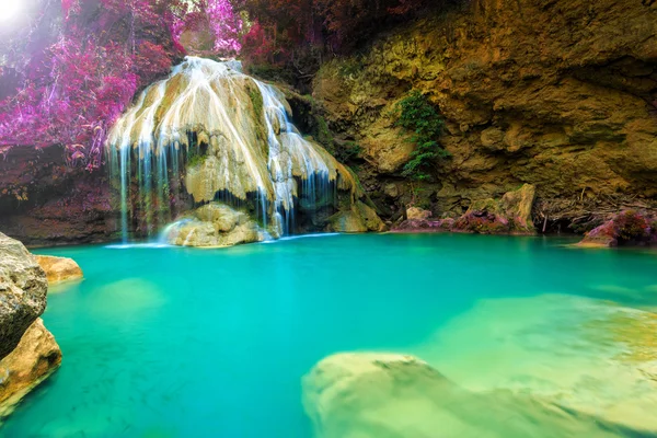 Прекрасный водопад с красочным деревом в Таиланде — стоковое фото