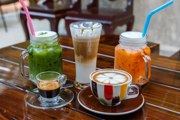 Té y café con leche en la mesa en la cafetería —  Fotos de Stock