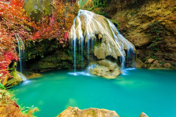 Prachtige waterval met kleurrijke boom in thailand — Stockfoto