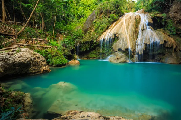 Прекрасный водопад в Таиланде — стоковое фото