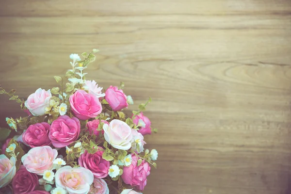 木製の背景にバラの花の花束 — ストック写真