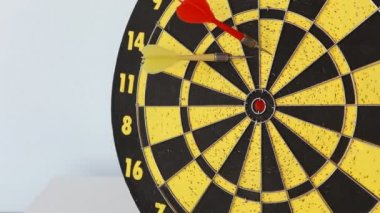 Dart okları hedef