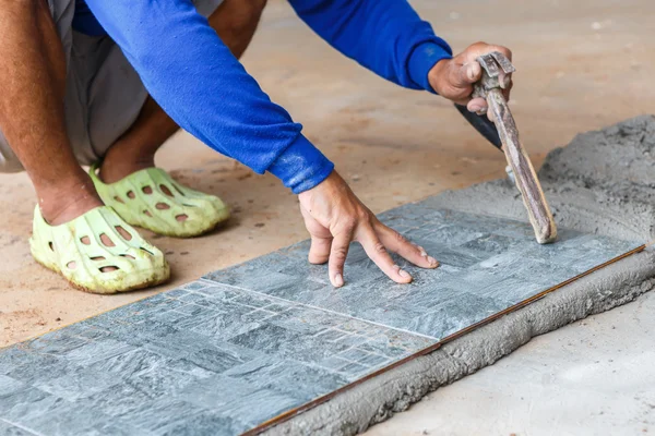 Instalación de azulejos de piso —  Fotos de Stock