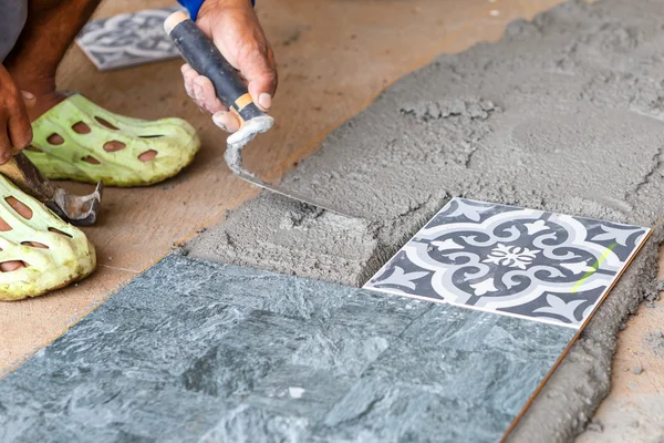 Instalación de azulejos de piso — Foto de Stock