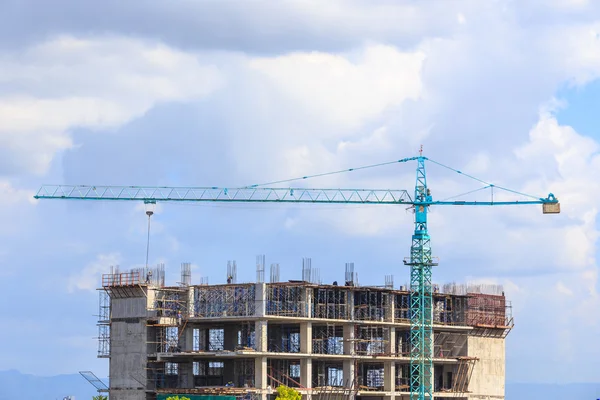 Crane and unfinished building — Stock Photo, Image