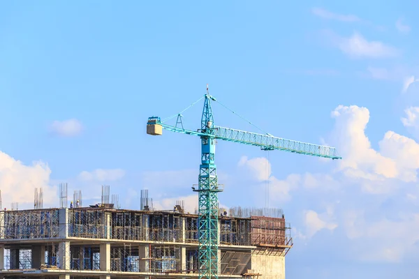 Grúa y edificio sin terminar — Foto de Stock