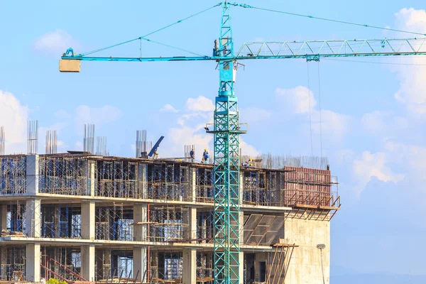 Kraan en onafgewerkt gebouw — Stockfoto