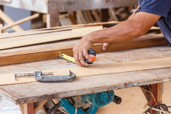 Carpenter using saw — Zdjęcie stockowe