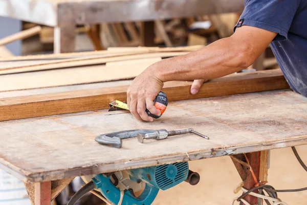 Carpenter using saw — Stock Photo, Image