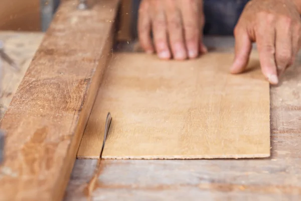 Carpenter using saw — Zdjęcie stockowe