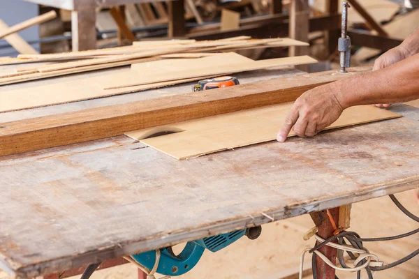 Carpenter using saw — Stock Photo, Image