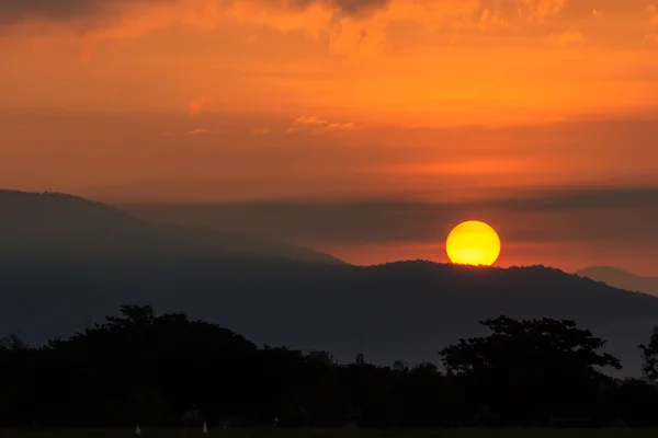 Vacker orange solnedgång — Stockfoto