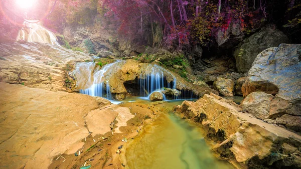 Wunderbare Wasserfalllandschaft — Stockfoto