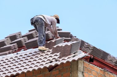 İşçi yükleme kiremit