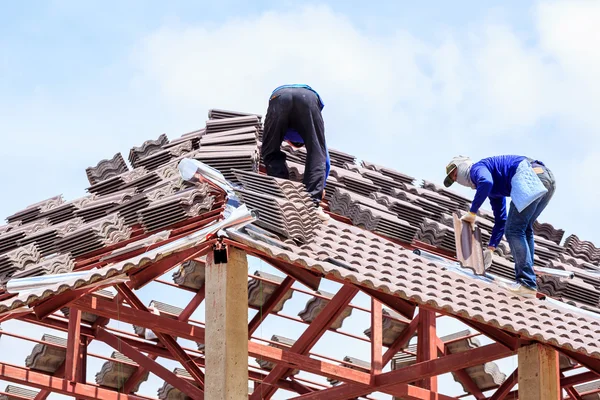 Workers installing roof tile — Stock Photo, Image