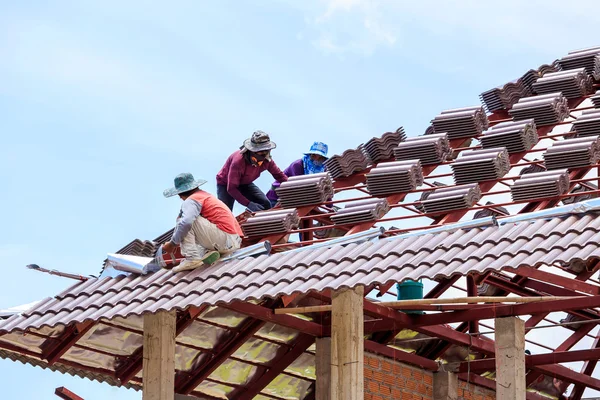 Para pekerja memasang genteng atap — Stok Foto