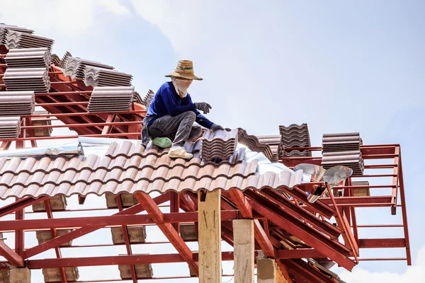 Trabajador instalar azulejo del techo —  Fotos de Stock