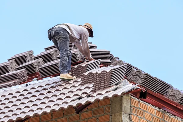 Trabajador instalar azulejo del techo —  Fotos de Stock