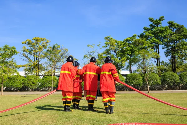 Bomberos luchando con ataque de fuego — Foto de Stock