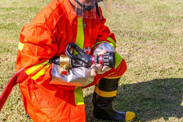 Bombeiro lutando com ataque de fogo — Fotografia de Stock