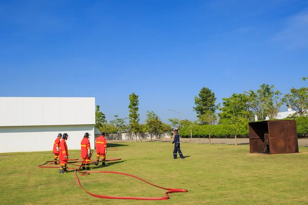 Bomberos luchando con ataque de fuego — Foto de Stock