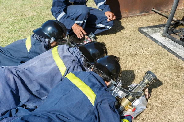 Feuerwehr kämpft mit Löschangriff — Stockfoto