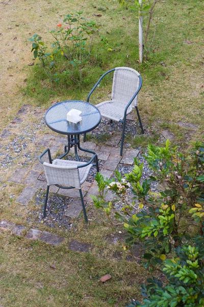 Tisch und Stühle im Garten — Stockfoto