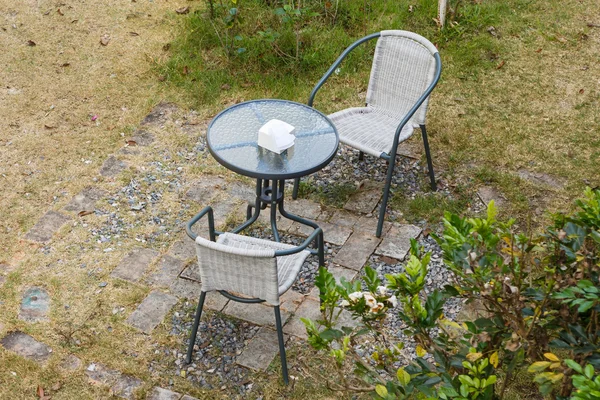 Tisch und Stühle im Garten — Stockfoto