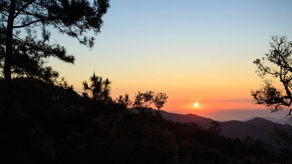 Bela paisagem ao pôr do sol — Fotografia de Stock