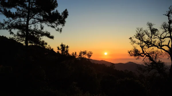 Bela paisagem ao pôr do sol — Fotografia de Stock