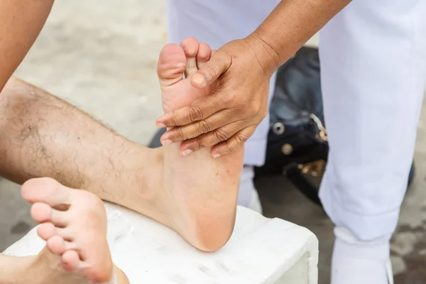 First aid for cramp injury — Stock Photo, Image