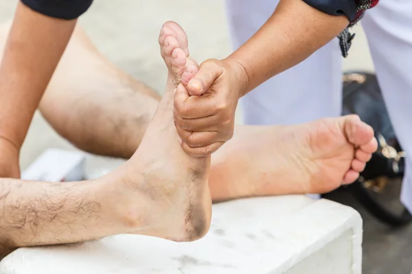 First aid for cramp injury — Stock Photo, Image
