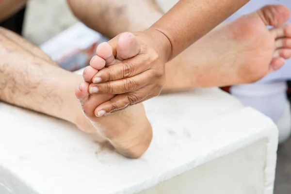 First aid for cramp injury — Stock Image First aid for cramp injury Stock Picture