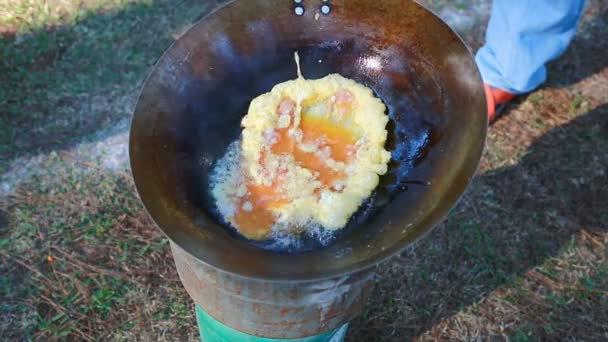 煎蛋卷上野餐火做饭 — 图库视频影像