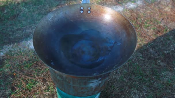 Panela com óleo quente no fogo — Vídeo de Stock