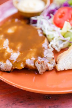 Izgara biftek ve sebze salatası.