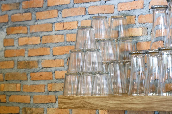 Glazen voor water op plank — Stockfoto