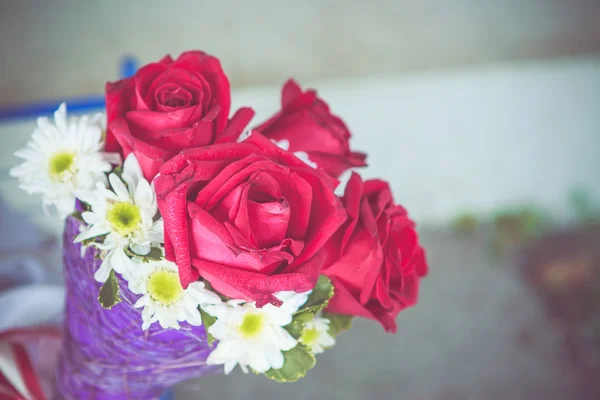 紫色の花束と赤いバラ — ストック写真