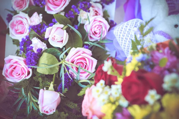 紫色の花束と赤いバラ — ストック写真