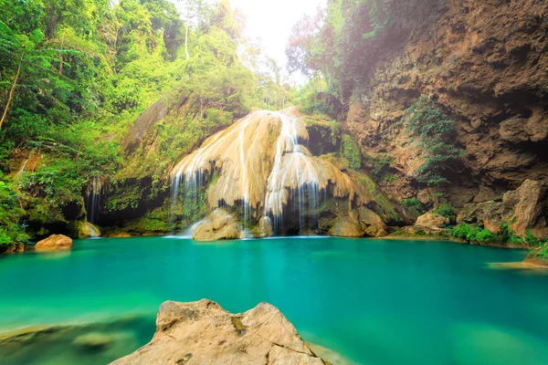 Прекрасный водопад в Таиланде — стоковое фото