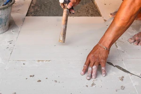 Trabajo de instalación de piso de baldosas —  Fotos de Stock