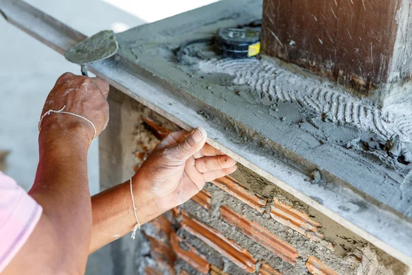 Yesero trabajador de hormigón en la pared — Foto de Stock