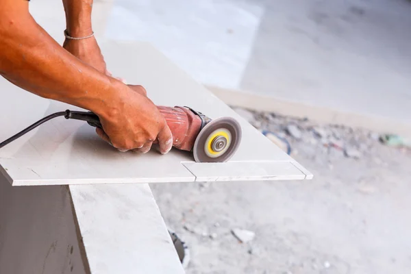 Labor cutting tile floor — Stock Photo, Image