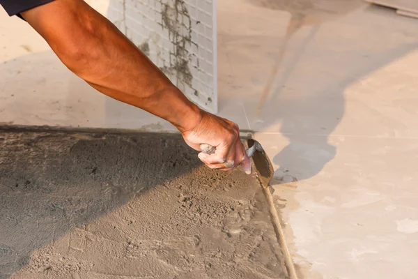 劳动安装瓷砖地板 — 图库照片