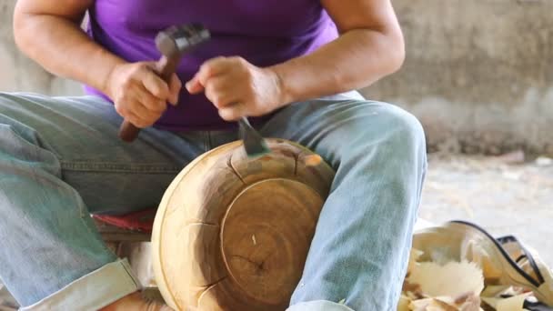 El hombre está haciendo artesanías — Vídeo de stock