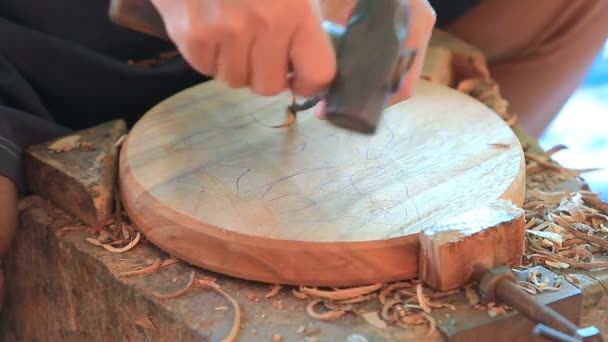 L'homme fait de l'artisanat — Video